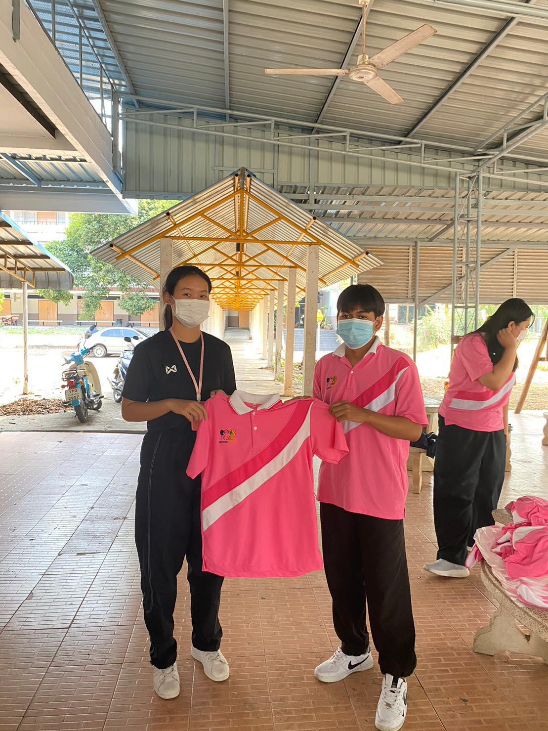 14. วันที่ 23 มีนาคม พ.ศ.2566  กิจกรรม แจก มอบ เสื้อเอกคอมพิวเตอร์ โดยพี่ปี 2  ( 
